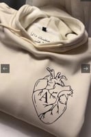 هودي القلب بحرف مخصص