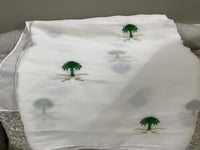 طرحة باللون الابيض بتطريز سيفين ونخلة اخضر وذهبي