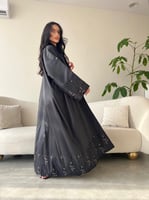 تفته واقف باللون الاسود مع دانتيل باللون البني