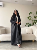 تفته واقف باللون الاسود مع دانتيل باللون البني