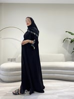 عباية كريب ملكي باللون الاسود واطراف ورد