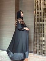 عباية باللون الأسود كريب مع أضافه جاكار صيفي