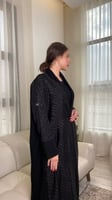 عباية باللون الاسود