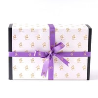 صندوق محبة ابيض بشريطة بنفسجي