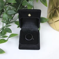 خاتم رجالي بالنقش حسب الطلب (اسود)