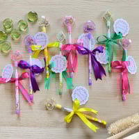 توزيعات قلم رصاص مع كرت