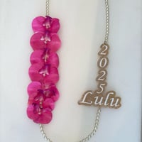 عقد تخرج بالاسم من اللؤلؤ الأكريليك