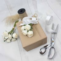 تغليف مع ورد صناعي