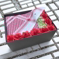 هدية فاخرة للرجال شماغ أحمر وورود حمراء