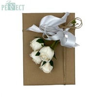 تغليف مع ورد صناعي