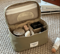 حقيبة ماكياج زيتيه أنيقة