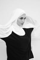 طرحة شيفون مع قبعة كاملة مشبوكة