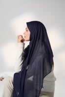 طرحة جاهزة مع مطاط- قصير جهة اليمين - كحلي