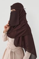 نقاب مع طرحة بني