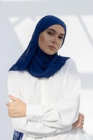 طرحة شيفون مع قبعة مشبوكة