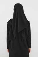 حجاب شيفون بمغناطيس وقبعة جانبية على الجهة اليمنى