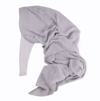 طرحة شيفون مع قبعة مشبوكة - رمادي