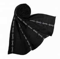 طرحة لينن مطرزه - اسود