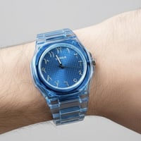 ساعة شفافة بالكامل