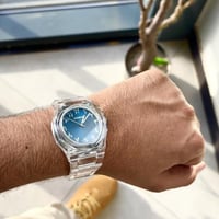 ساعة شفافة بالكامل