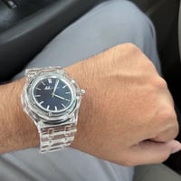 ساعة شفافة بالكامل