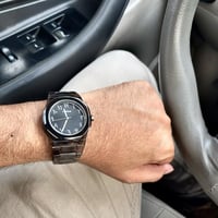 ساعة شفافة بالكامل