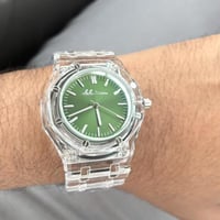 ساعة شفافة بالكامل