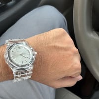 ساعة شفافة بالكامل