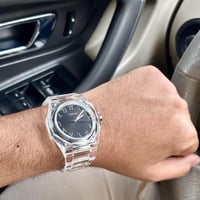 ساعة شفافة بالكامل