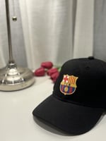 كاب بشعار برشلونة