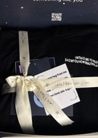 شريطه بعبارة دمت لي عمراً جميلاً لا ينتهي