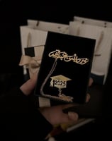 برش قبعه التخرج بلاسم