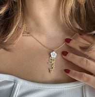 سلسال بالاسم مطلي بالذهب مع ورده انيقه