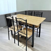 طاولة طعام عصرية بـ4 كراسي – تصميم عملي وأنيق