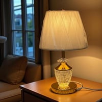 ابجورة طاولة فاخر بقاعدة كريستال ولمسة ذهبية