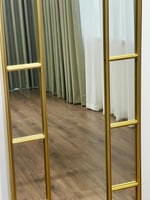 مرآة جدارية بإطار معدني ذهبي