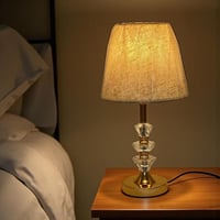 ابجورة طاولة أنيقة بقاعدة كريستال ولمسة ذهبية