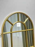 مرآة جدارية بإطار معدني ذهبي