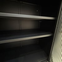 خزانة تخزين حديدية بلونين – متانة وأناقة في كل زاو...