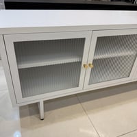 خزانة "استيلو" المعدنية – تصميم عصري بلمسة فاخرة