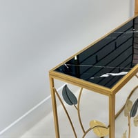 طاولة مدخل فاخرة بإطار ذهبي ونقشة أوراق مزدوجة – ت...