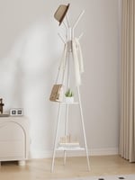 علاقة ملابس بتصميم عصري مع رفوف ديكور