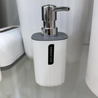 طقم حمام كلاسيك 8 قطع – تصميم بسيط وأنيق