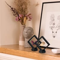 براويز حافظة شفافة 7*7 بقاعدة بعدة الوان