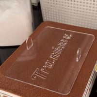 قص لوح اكريلك بشعارك