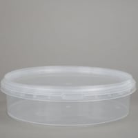 علب بلاستيك معمول وتمر دائري