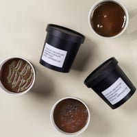 زبديات بودينق غطاء ورقي لون اسود بالكرتون