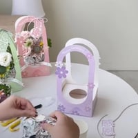 حامل ورد وكيك فاخر