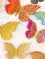 فراشات بحجم متنوع ملونه