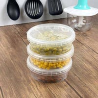 علب بلاستيك معمول وتمر دائري